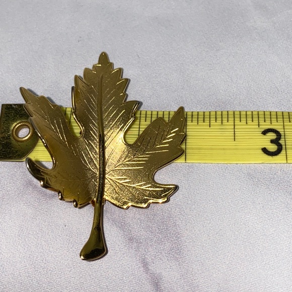 1970s Gold Tone Textured Veined Fall Maple Leaf Brooch - Picture 6 of 6